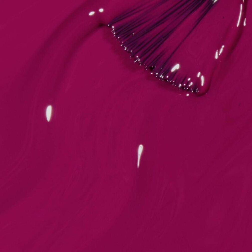 Nahaufnahme von pinkfarbenem Nagellack mit Pinsel. Der Pinsel ist mit Nagellack bedeckt und zeigt die Textur.