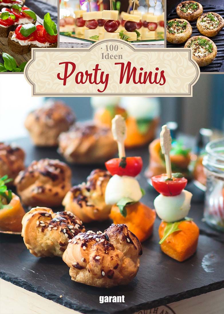Verschiedene Party-Minis auf einer schwarzen Platte. Oben: Käse-Trauben-Spieße, gefüllte Champignons. Unten: Gebäck, Spieße mit Tomate, Mozzarella.