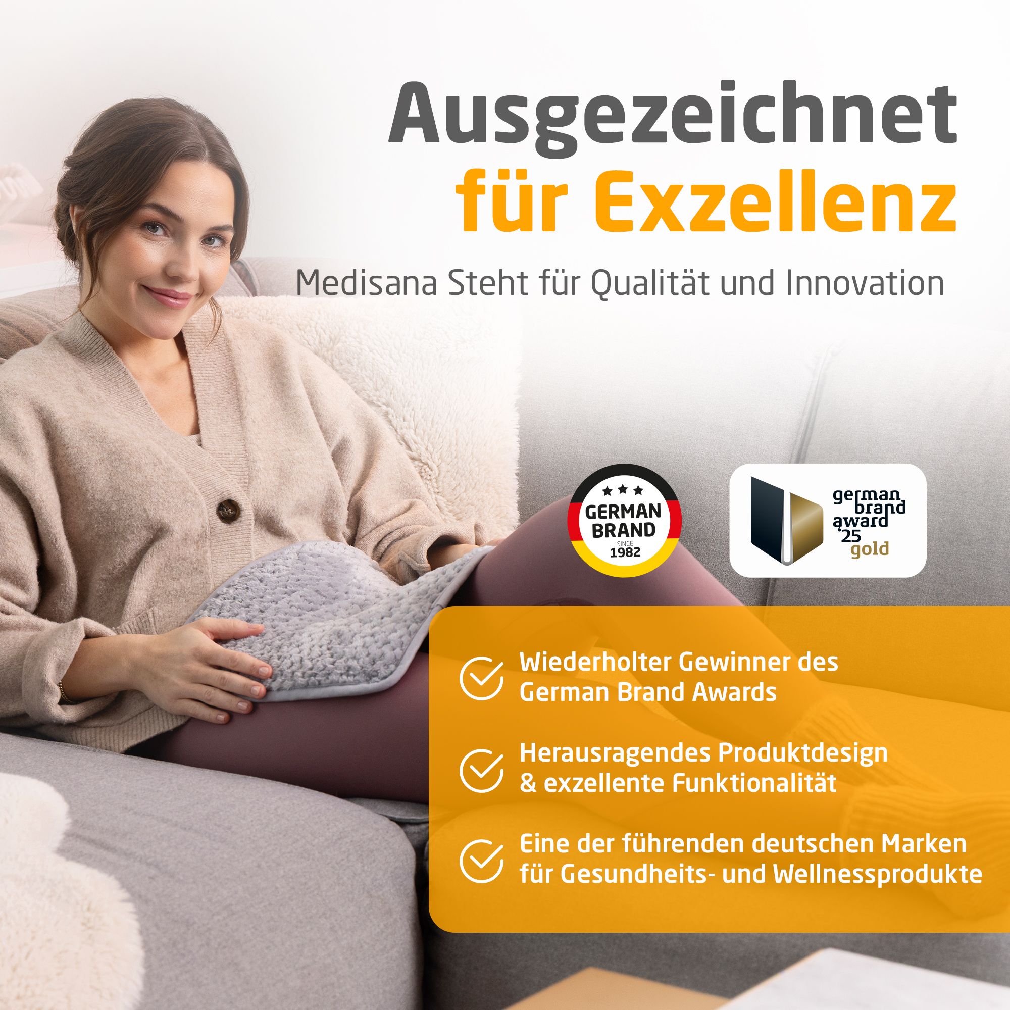 Hellgraues Heizkissen. Frau sitzt auf Sofa. German Brand Award. German Brand Award 25 Gold. Ausgezeichnet für Exzellenz.