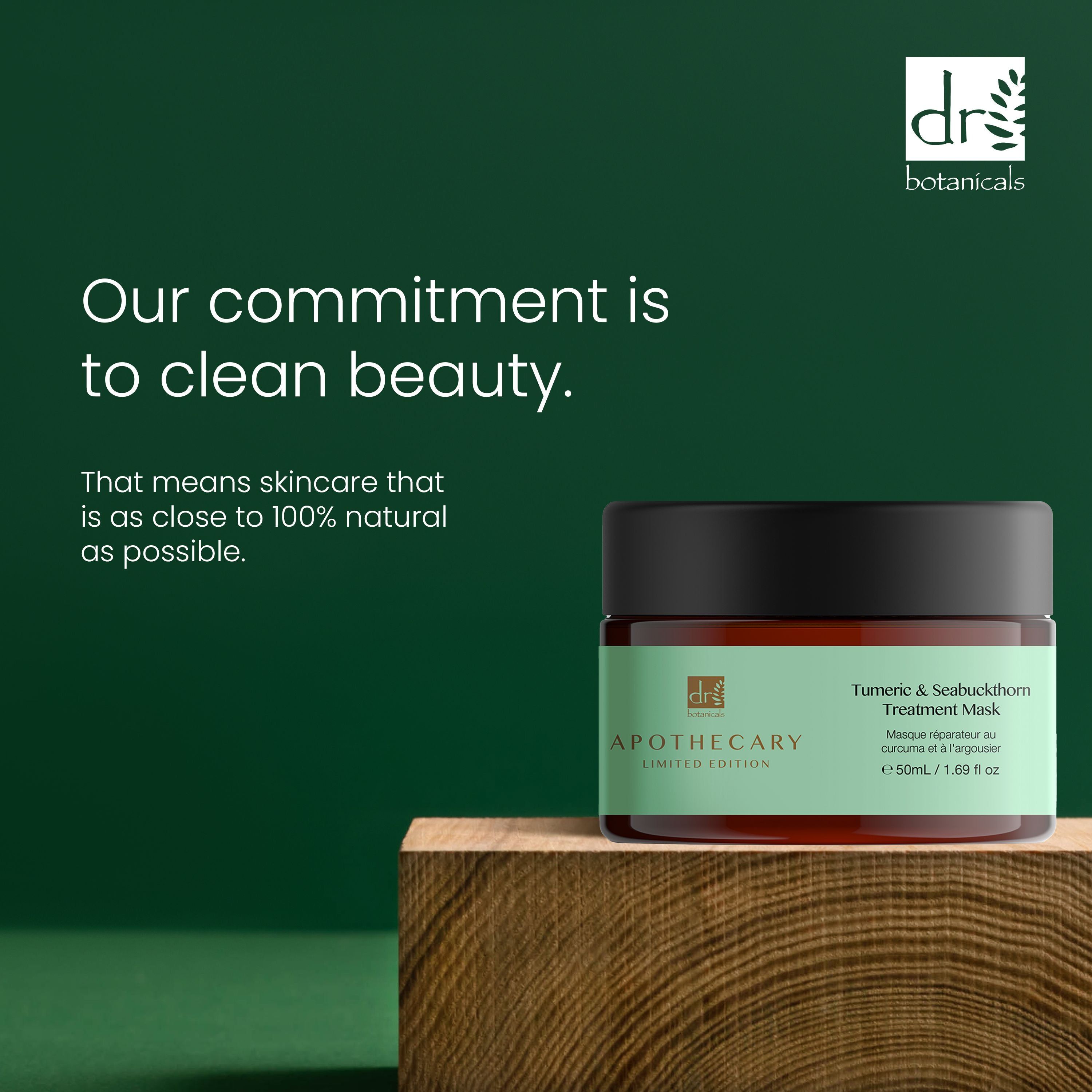 Produkt auf Holzblock. Aufschrift: Tumeric & Seabuckthorn Treatment Mask. Text: Our commitment is to clean beauty.
