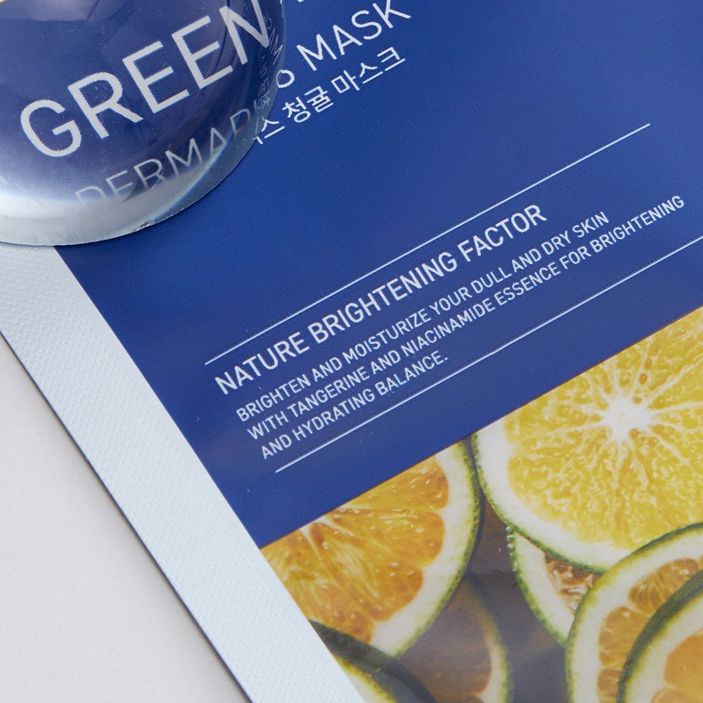 Blaue Verpackung mit Mandarinen-Motiv. Text: Nature Brightening Factor. Aufschrift: Hellt fahle und trockene Haut auf.