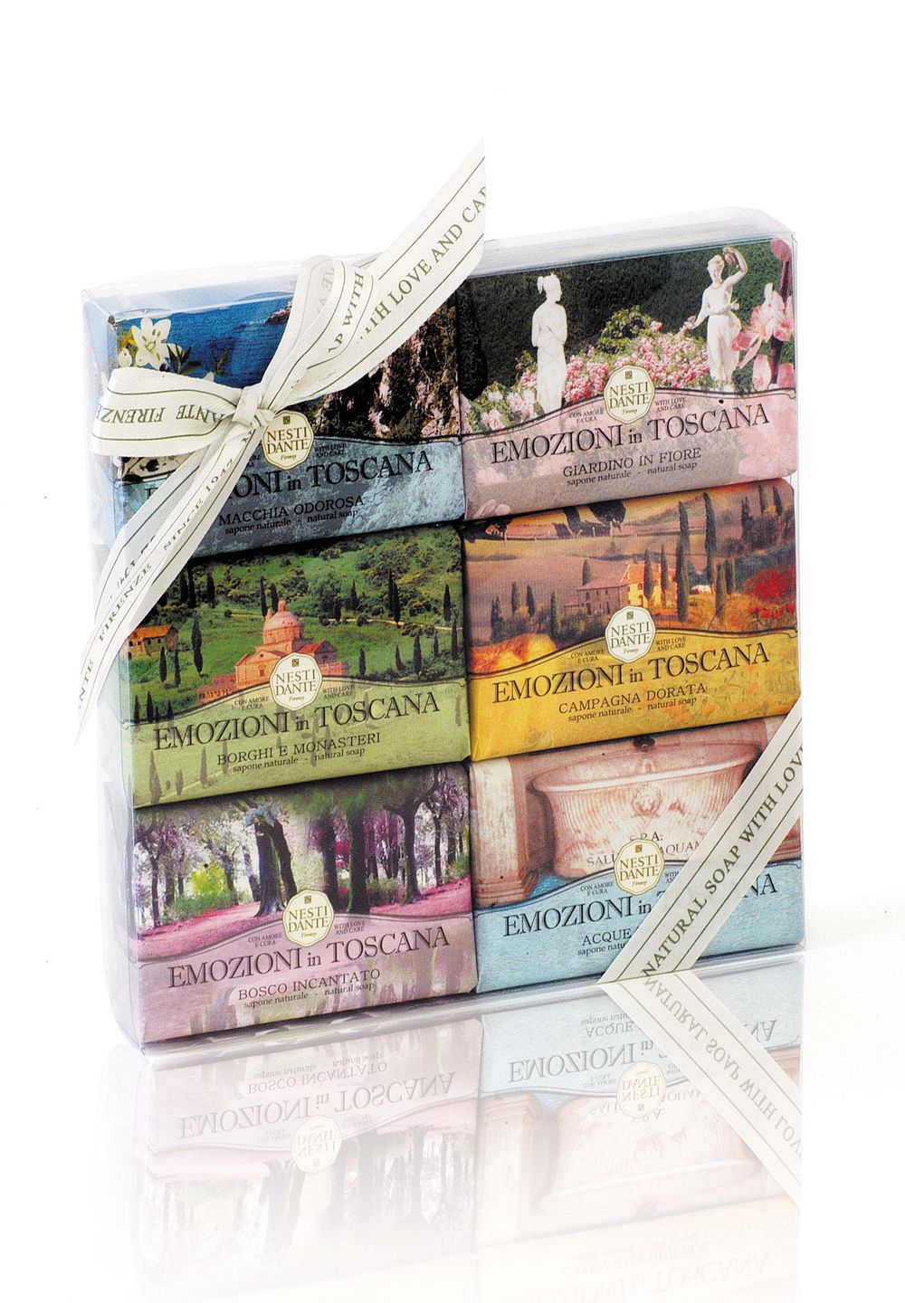 Fünf rechteckige Seifenriegel mit Lindenblüten-Motiv, einige mit Lindenblüten dekoriert, auf einem Teller und in Verpackung.