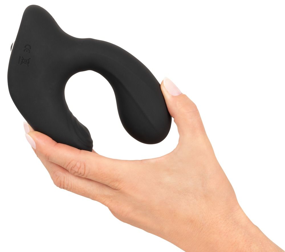 Hand hält schwarzen Vibrator. U-förmiger Körper. Silberner Akzent. Produkt in Hand gehalten.
