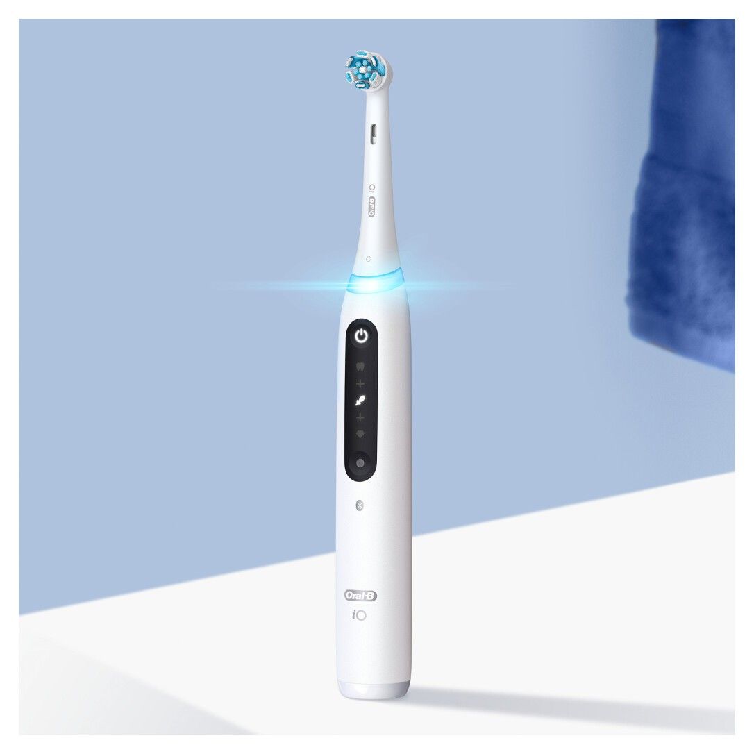 Weiße elektrische Zahnbürste Oral-B iO Series 5. Blaue Lichteffekte.