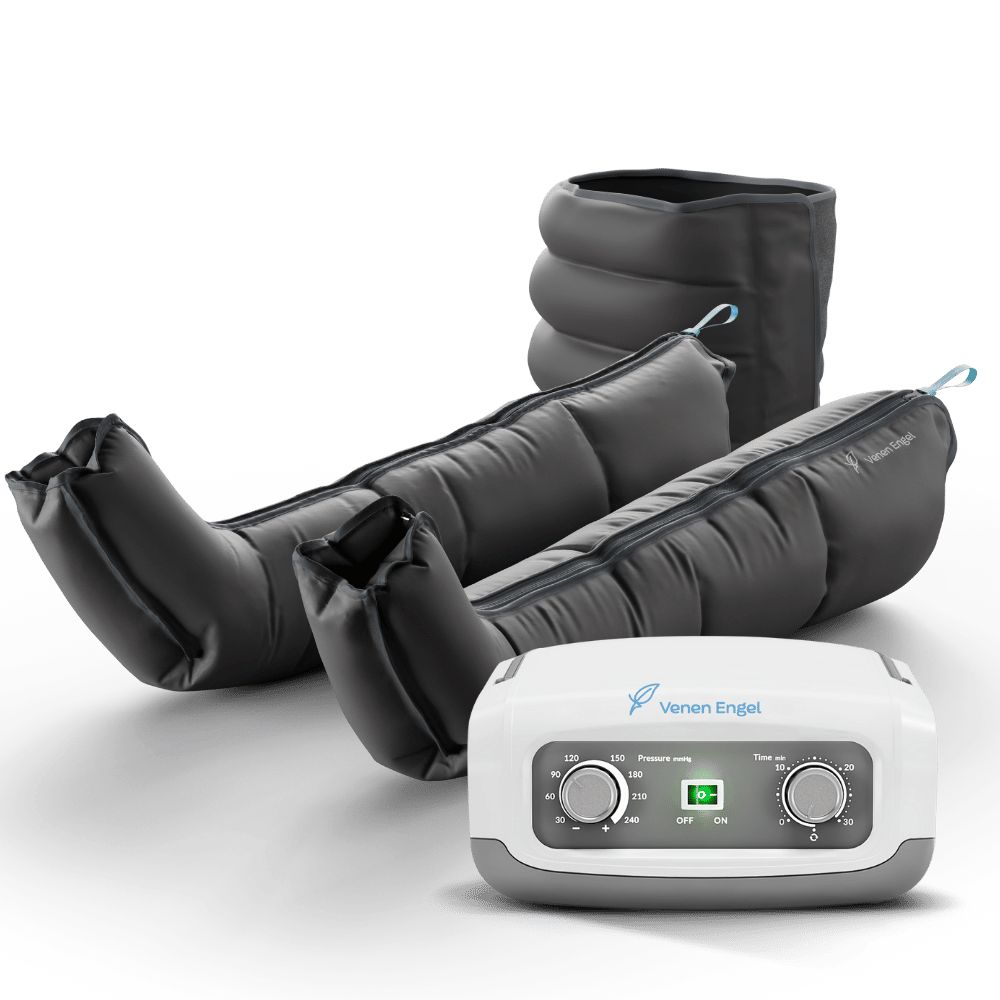 Kompressionstherapiegerät mit zwei Beinmanschetten und einer Steuereinheit mit Knöpfen und Anzeige.