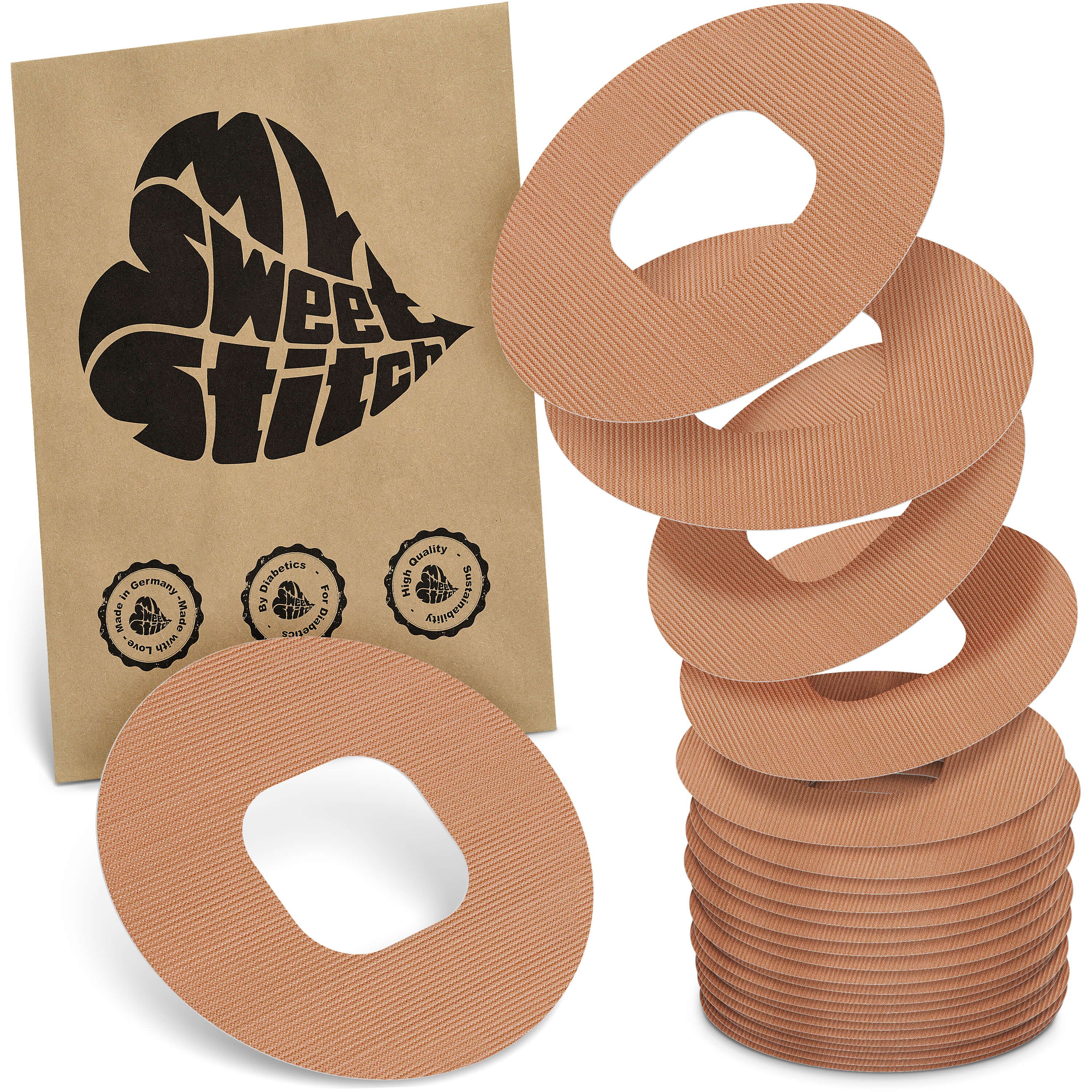Braune Ringpflaster mit quadratischer Öffnung, neben einer braunen Verpackung mit Logo. Stapel von Pflastern.