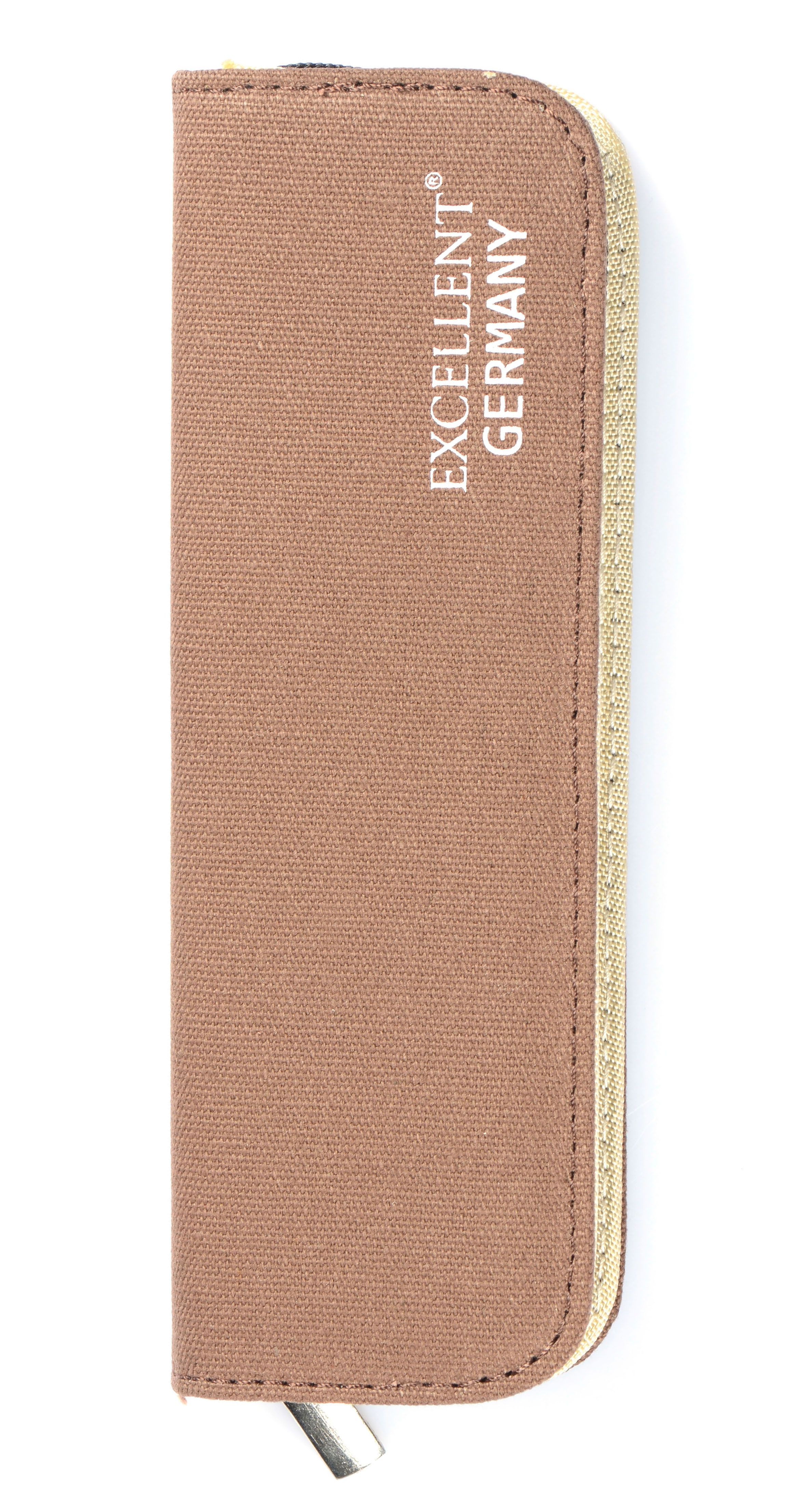 Etui aus braunem Stoff mit Reißverschluss. Auf der Vorderseite steht in weißer Schrift: EXCELLENT GERMANY.