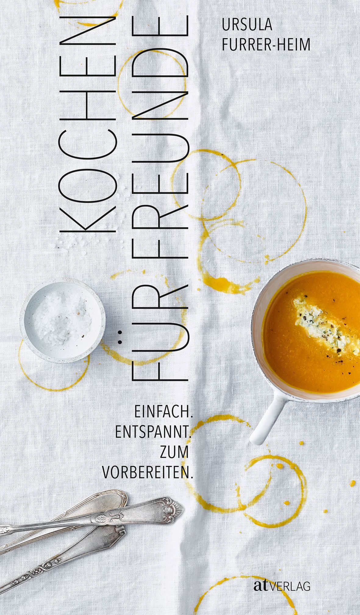 Buchcover mit Titel "Kochen für Freunde". Auf weißem Tuch: Suppe, Salz, Besteck. Autorin: Ursula Furrer-Heim. Verlag: at Verlag.