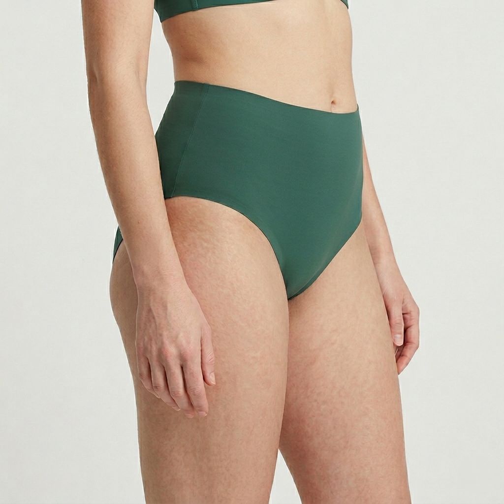 Grüne Periodenunterhose, hohe Taille, seitliche Ansicht. Stoffhose für maximalen Komfort.