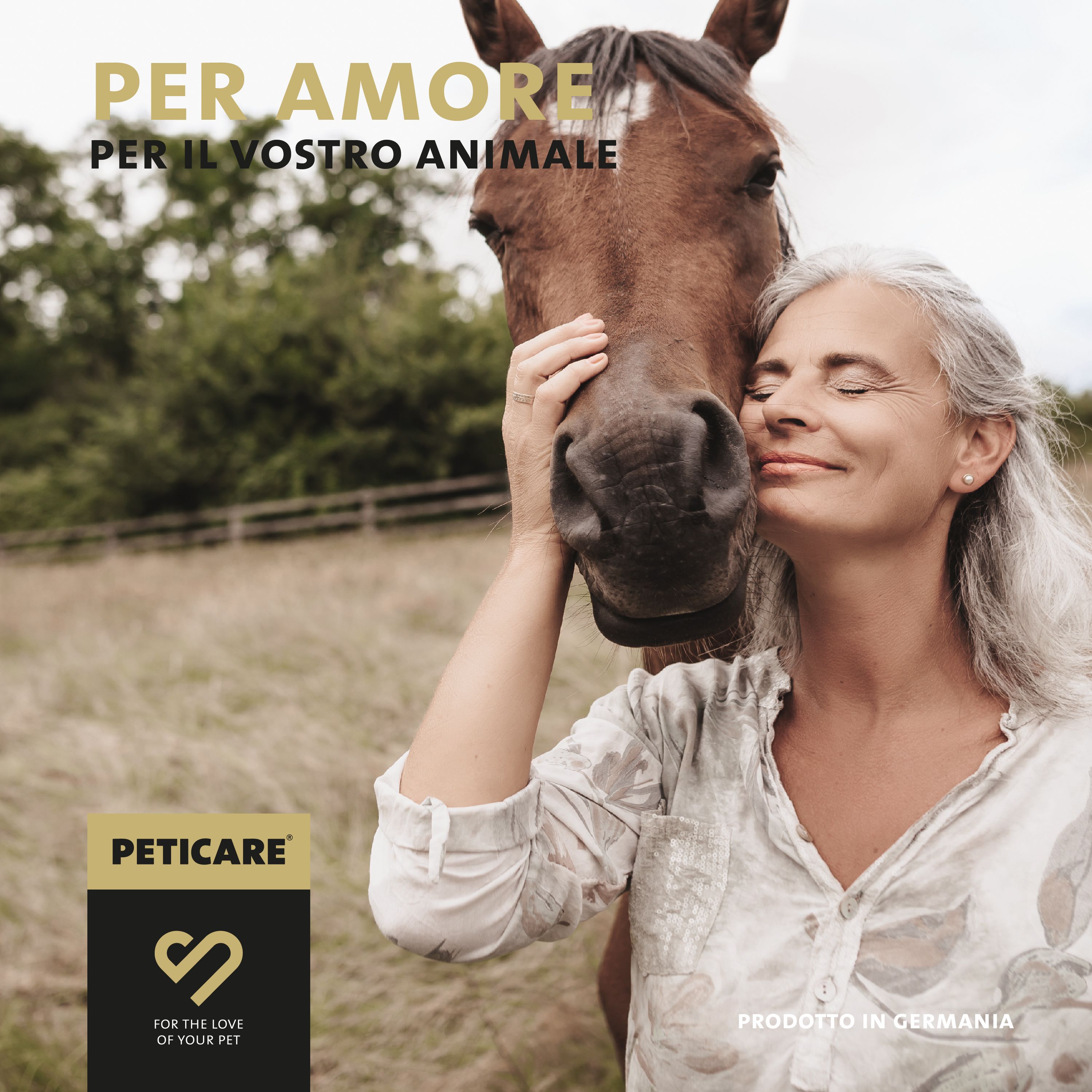 Frau umarmt Pferd. Text: Peticare. Für die Liebe zu Ihrem Haustier. Produkt aus Deutschland.