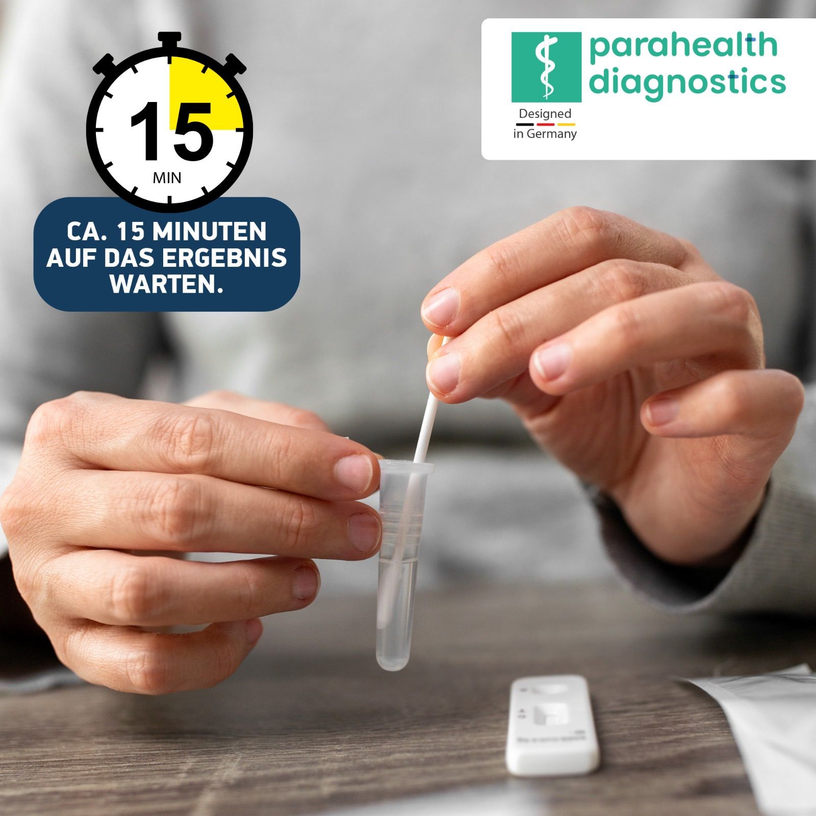 Person hält einen Abstrichtupfer und eine Testkassette. Auf dem Zifferblatt: 15 Minuten. Text: Ca. 15 Minuten auf das Ergebnis warten.