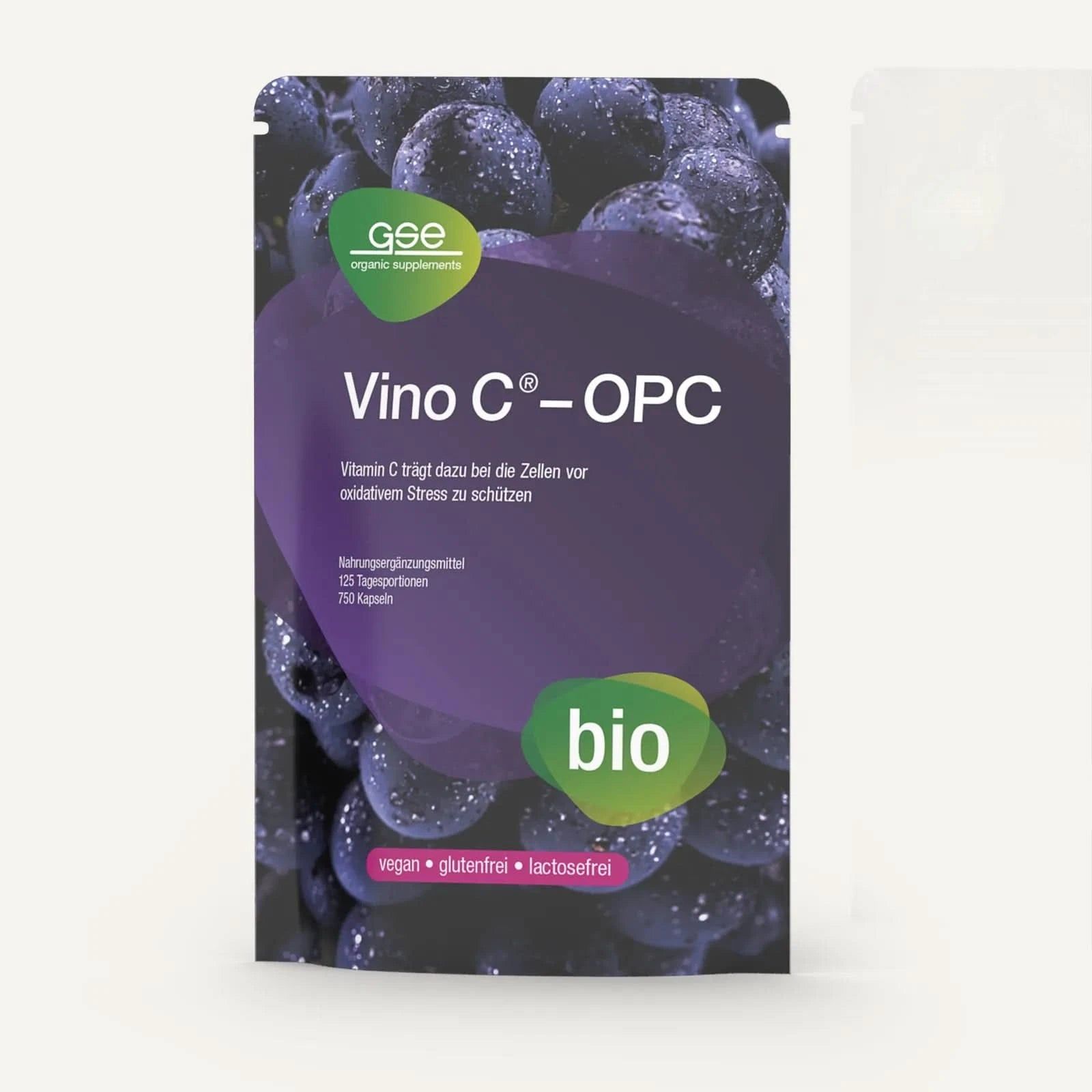 Beutel mit GSE Vino C OPC-Kapseln. Aufschrift: Vino C OPC, Bio-Siegel, vegan, glutenfrei, lactosefrei. Hintergrund: Trauben.