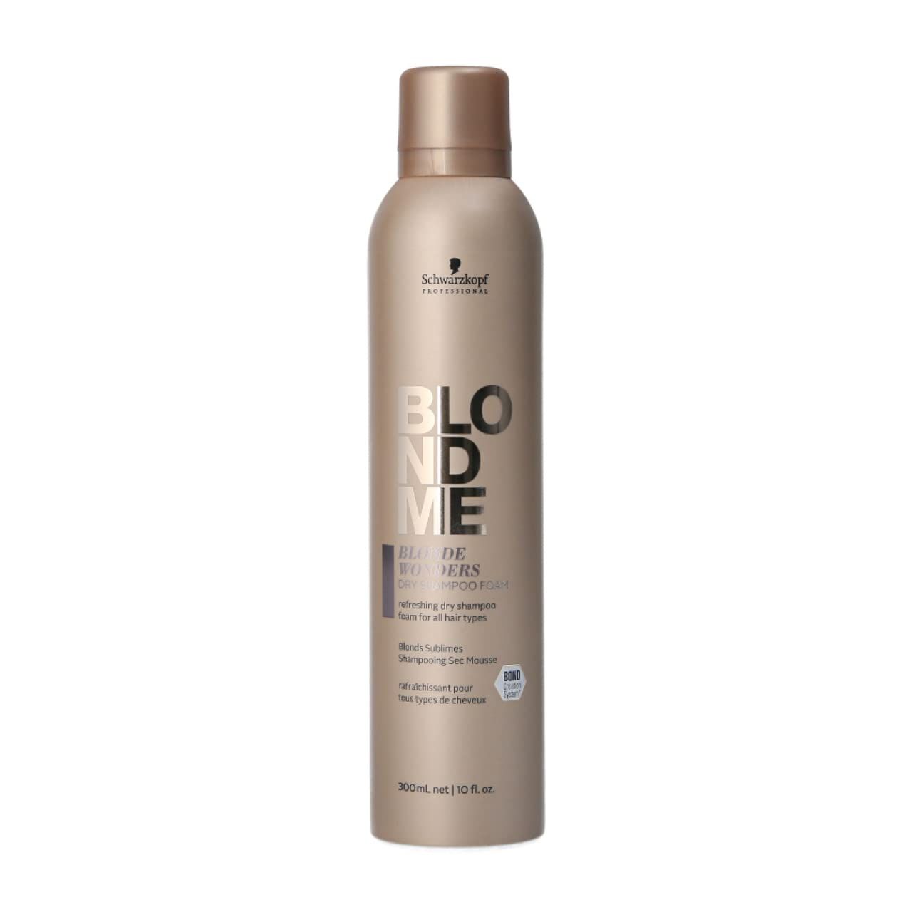 BlondMe Blonde Wonders Trockenshampoo-Flasche. Goldfarbenes Spray mit Markenlogo und Produktbezeichnung.