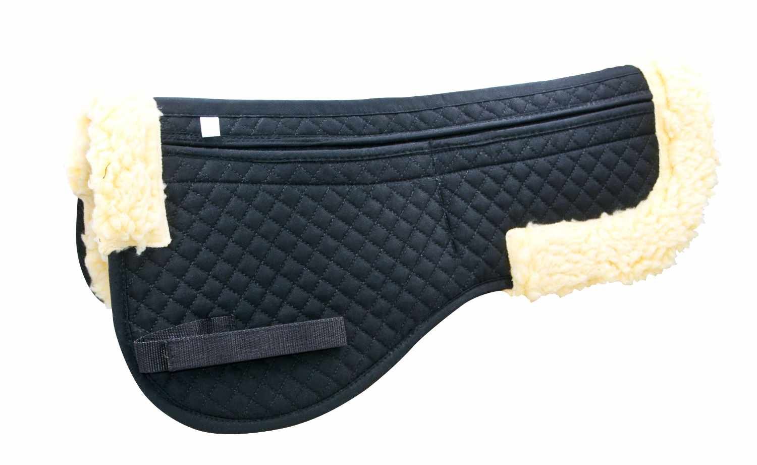 Schwarzes Sattelpad mit Kunstfell an den Rändern. Mit Steppung und Befestigungsriemen.