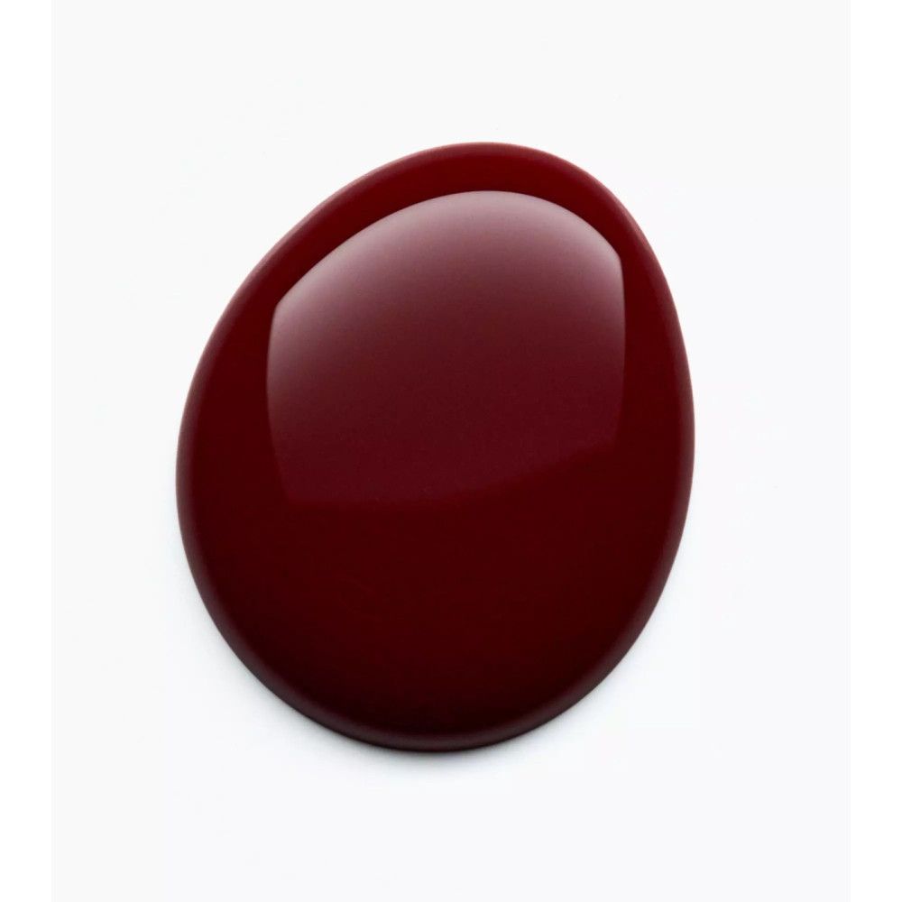 Roter Nagellack-Tropfen auf weißem Hintergrund. Glänzende Oberfläche. Ovale Form.