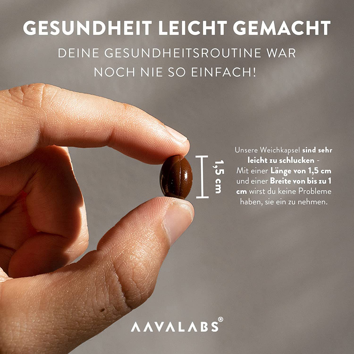 Hand hält eine Kapsel. Aufschrift: AAVALABS. Kapsel: 1,5 cm lang, 1 cm breit.