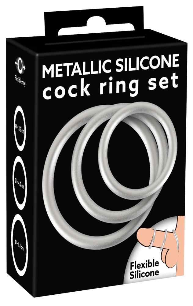 Schwarze Verpackung mit Produktnamen. Drei silberfarbene Penisringe. Größenangaben: 0-3,3cm, 0-4,0cm, 0-5,1cm. Flexible Ringe.