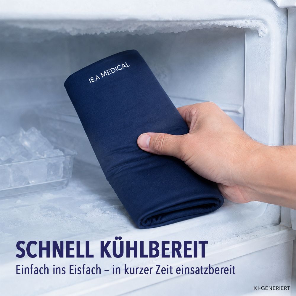 Dunkelblaue IEA Medical Kühlmanschette wird in einen Gefrierschrank gelegt.