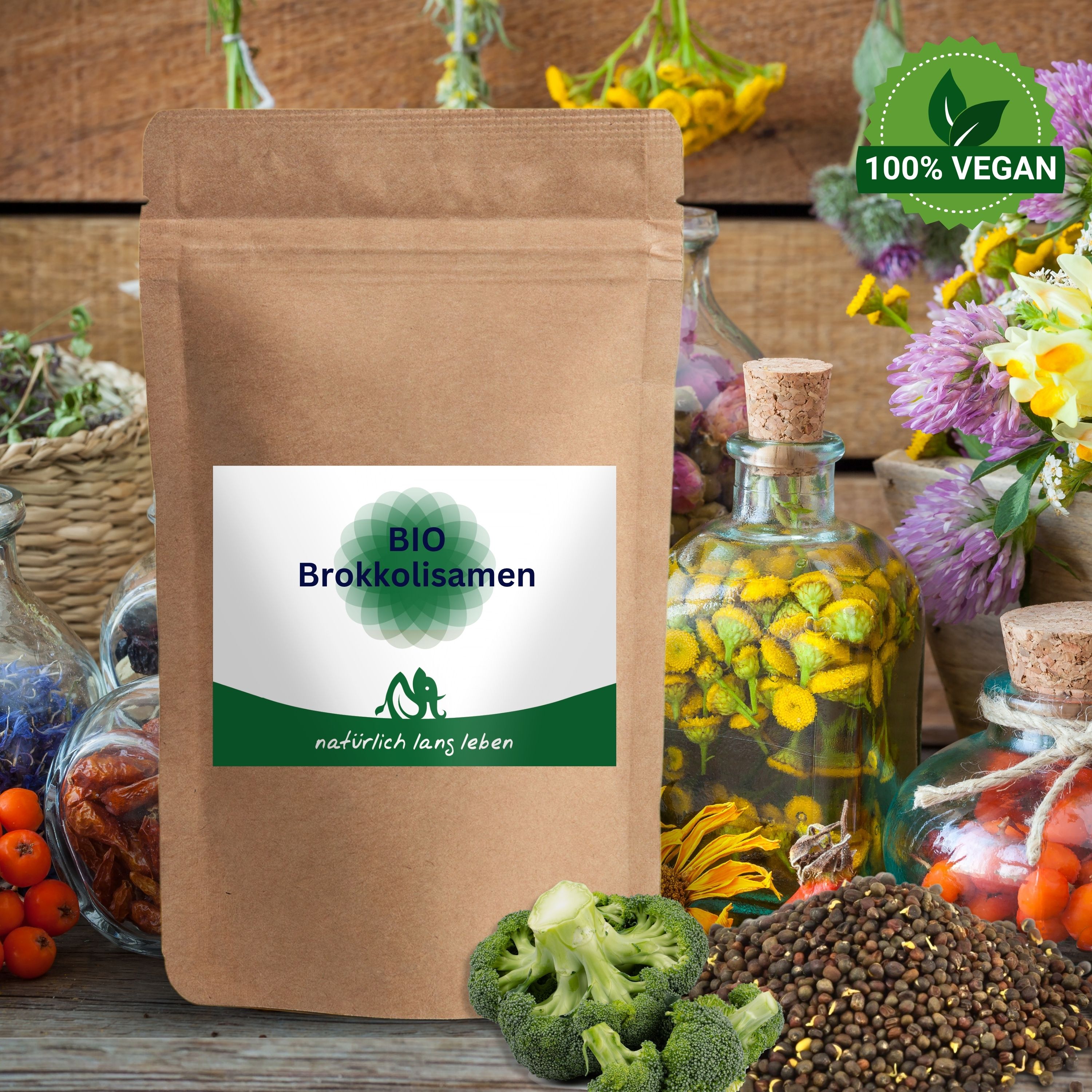 Produktverpackung mit Brokkolisamen, frischem Brokkoli und Kräutern im Hintergrund. Etikett mit "BIO Brokkolisamen".