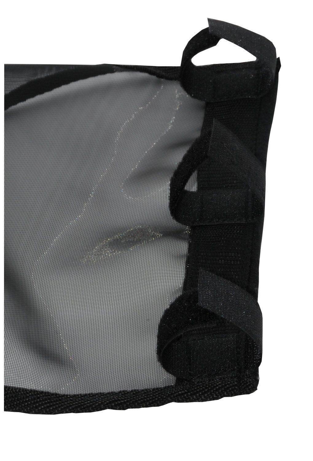 Nahaufnahme eines schwarzen Nasenschutzes. Details: Klettverschlüsse, Netzmaterial, schwarze Einfassung.