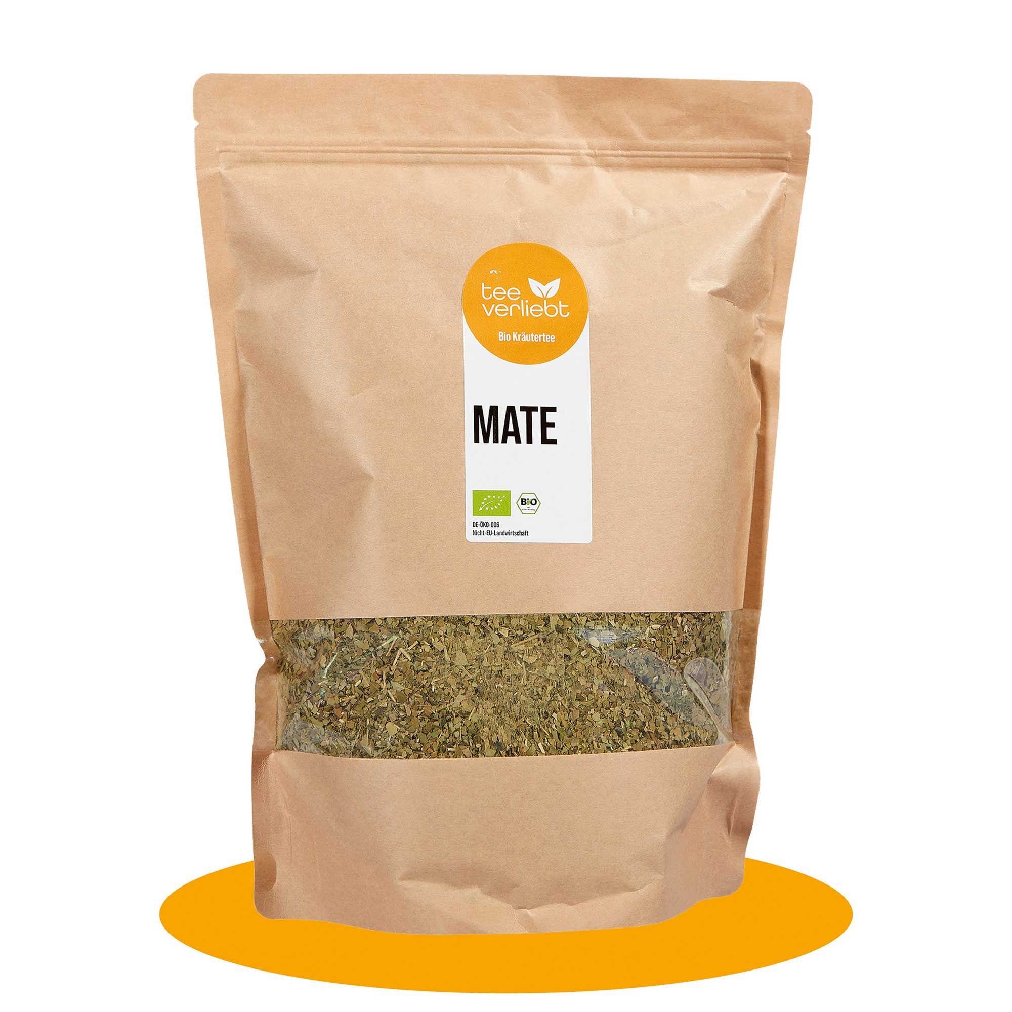 Braune Papiertüte mit Sichtfenster, gefüllt mit losem Mate-Tee. Logo und Schriftzug 'Mate' auf dem Etikett. Bio-Siegel.