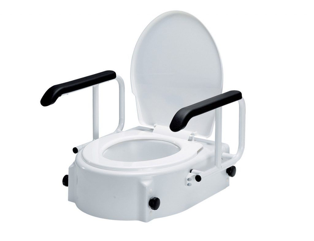 Toilettensitzerhöhung mit Armlehnen. Weißes Kunststoff, schwarze Armlehnen. Deckel geöffnet. Seitliche Halterung.