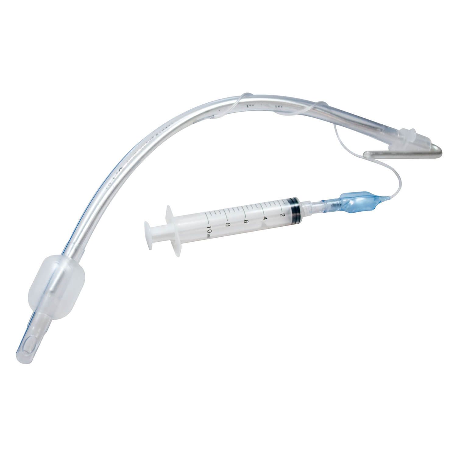 Gebogener Endotrachealtubus mit Spritze. Transparenter Schlauch, blaue Spitze, weiße Spritze.