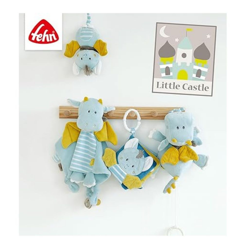Verschiedene Stofftiere und Stoffbuch mit Fledermaus-Motiv, blau-gelb. Hängend an Holzleiste. Marke: fehn.