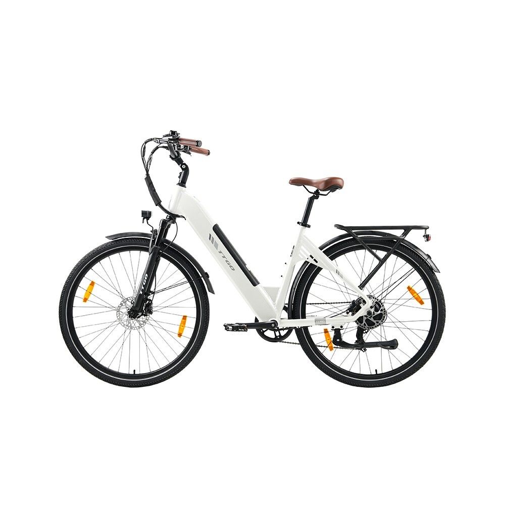 Weißes E-Bike mit braunem Sattel und Lenkergriffen. Schwarze Reifen, Gepäckträger und Schutzbleche. Gelbe Reflektoren an den Speichen.