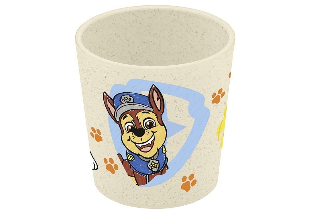 Becher mit Paw Patrol-Motiv. Beige Farbe mit einem Bild von Chase. Pfotenabdrücke als Dekoration.