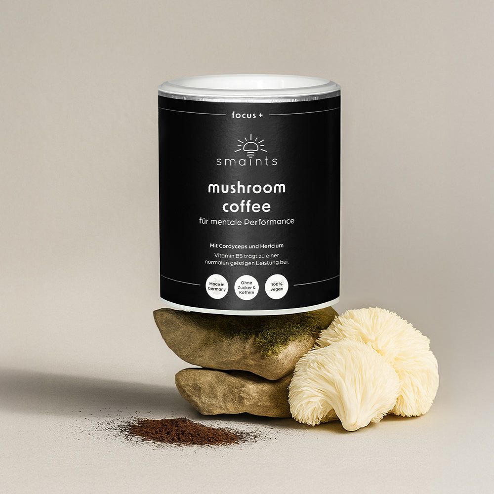 Dose Mushroom Coffee auf Steinen mit Pilzen. Text: für mentale Performance. Logo focus+. 100% vegan.