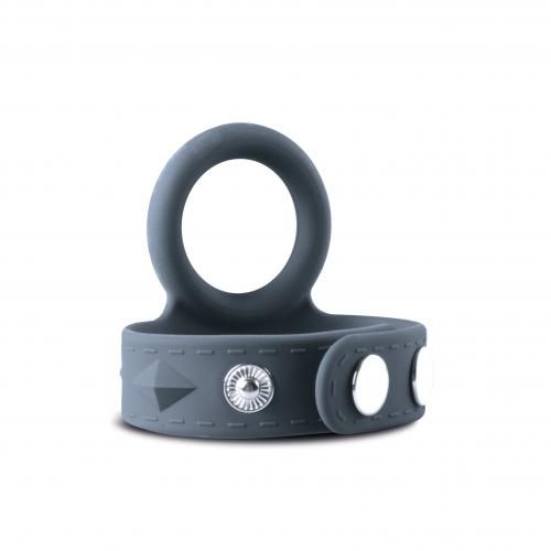 Grauer Ring mit Band und Knöpfen. Das Band hat eine Reihe von Ziernieten und einen Verschluss mit zwei Knöpfen. Ein größerer Ring ist angebracht.