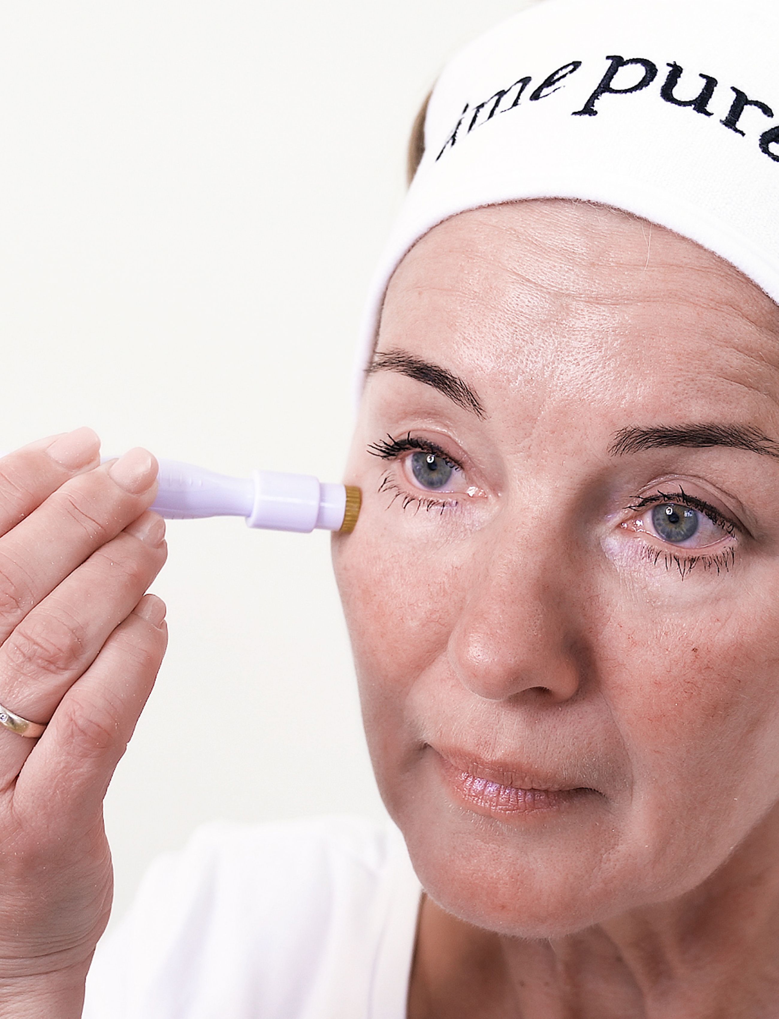 Frau mit Âme Pure CIT Pen am Auge.