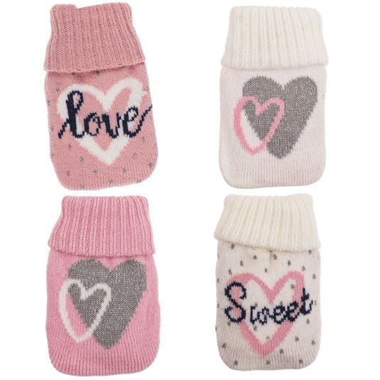Vier Wärmflaschenbezüge in verschiedenen Designs. Oben links: rosa mit Schriftzug "love". Oben rechts: cremefarben mit Herzen. Unten links: rosa mit Herzen. Unten rechts: cremefarben mit Schriftzug "Sweet".