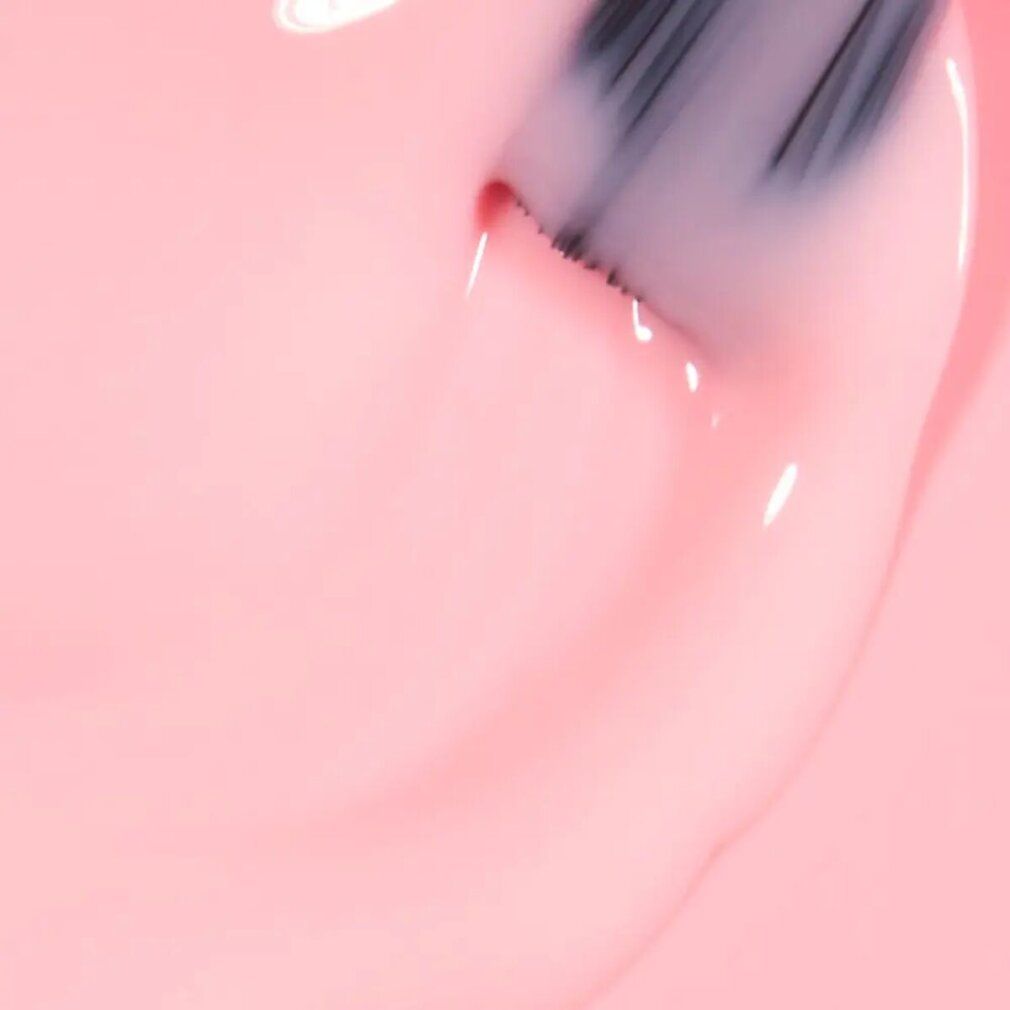 Nahaufnahme von rosa Nagellack. Pinsel taucht in den Lack ein. Glänzende Oberfläche.