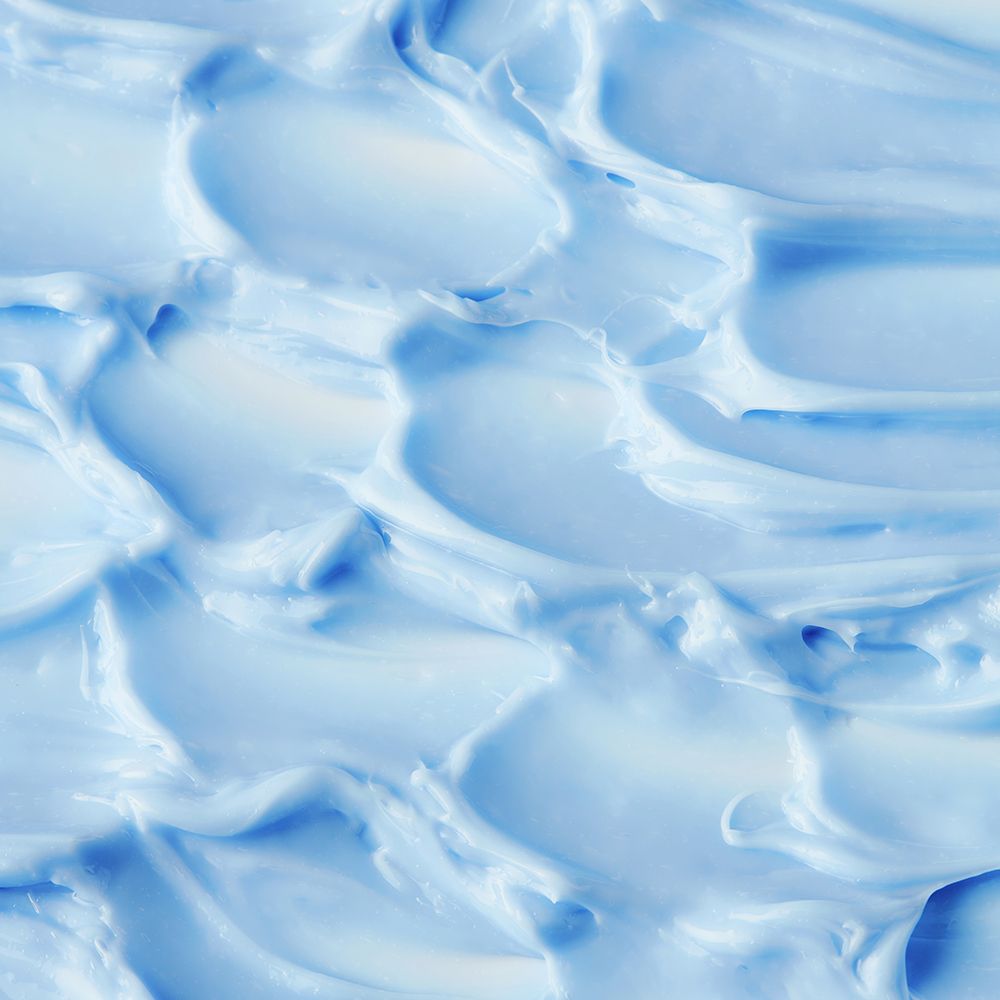 Blaues, cremiges Hautpflegeprodukt in einer Nahaufnahme.