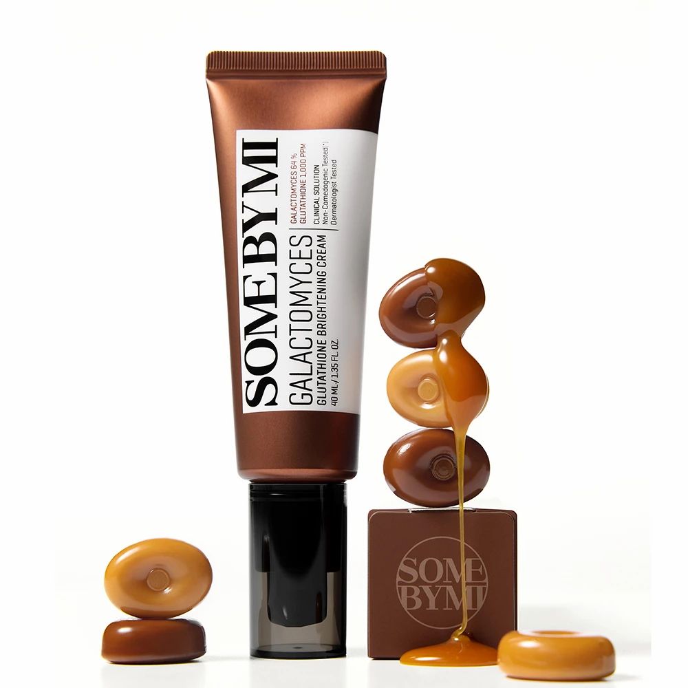 Tube SOME BY MI Galactomyces Glutathione Brightening Cream mit Karamellbonbons und -soße.