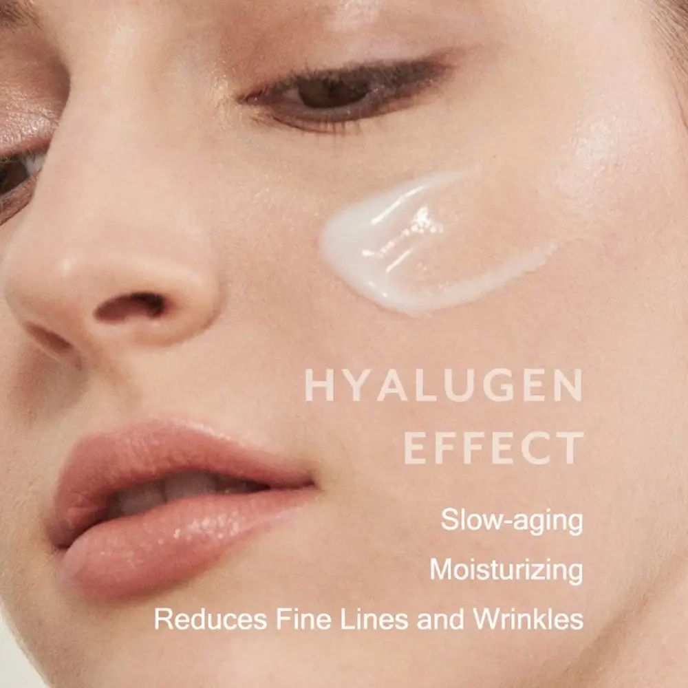 Gesicht einer Frau mit Creme auf der Haut. Text: HYALUGEN EFFECT, Slow-aging, Moisturizing, Reduces Fine Lines and Wrinkles.