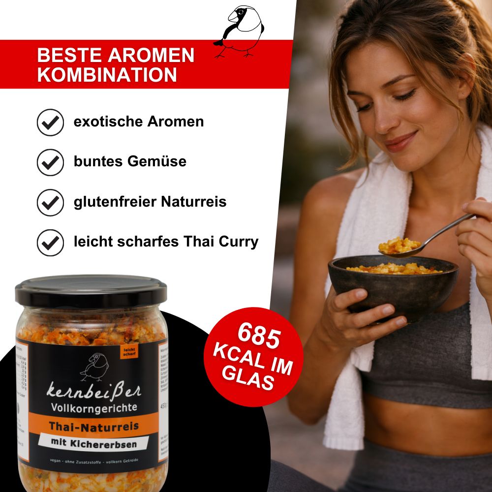 Frau isst aus einer Schüssel. Glas mit Kernbeißer Vollkorngerichte Thai-Naturreis mit Kichererbsen. Text: 685 kcal.