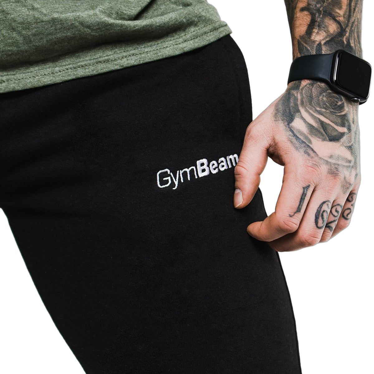 Detailansicht der schwarzen Herren Jogginghose mit GymBeam Logo.