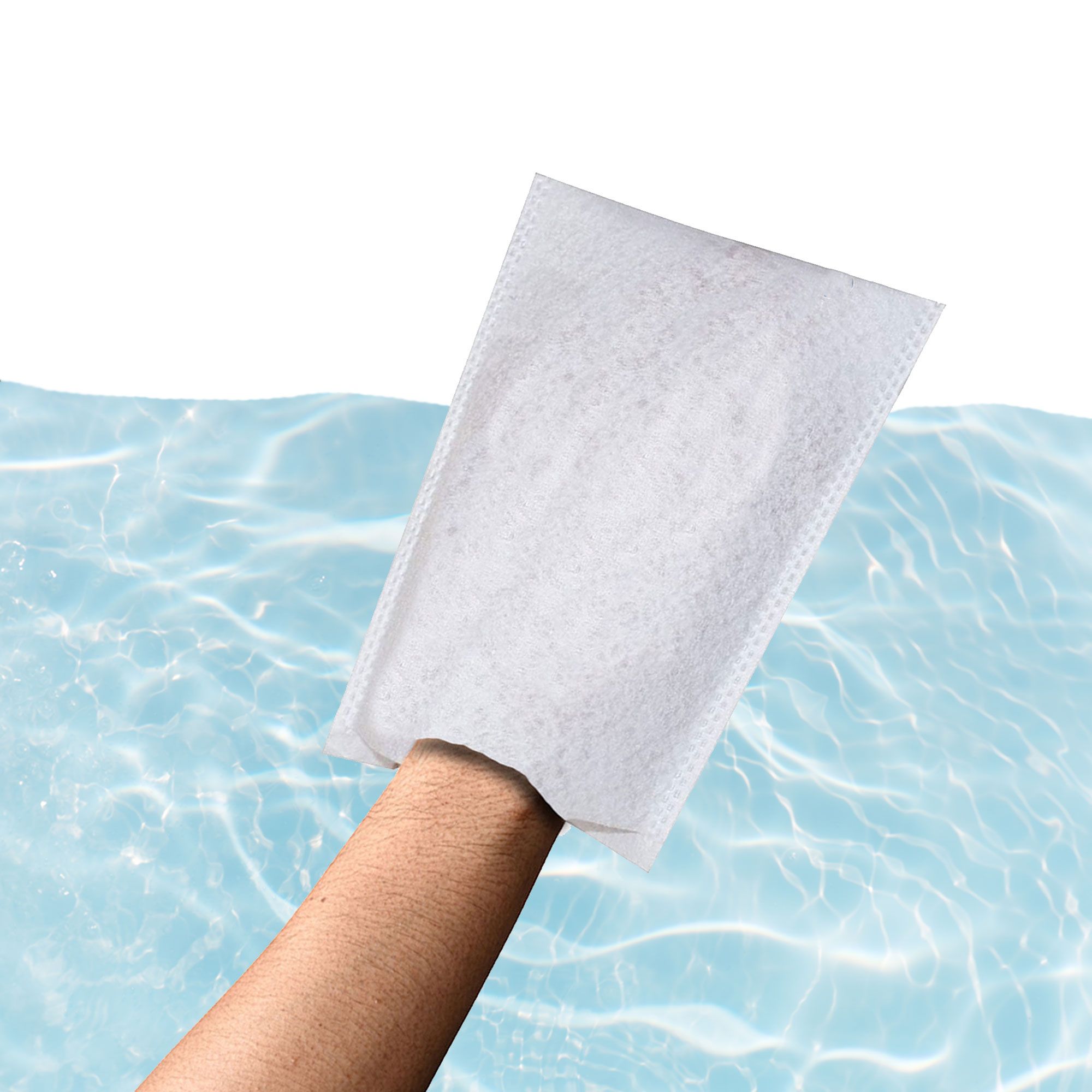 Weißer Waschhandschuh auf einem Arm, der in Wasser gehalten wird. Der Handschuh ist feucht und rechteckig.
