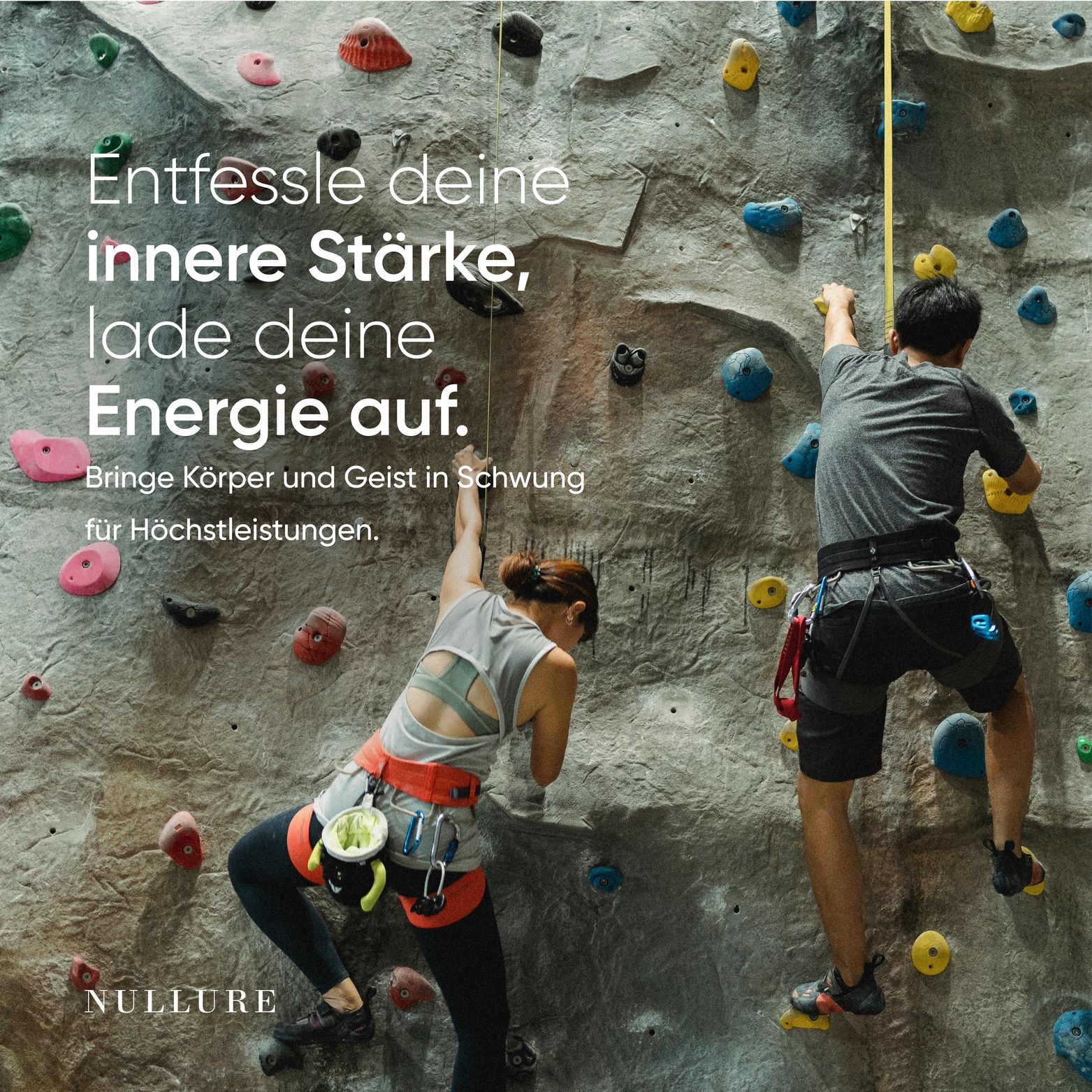 Zwei Personen klettern an einer Kletterwand. Logo: NULLURE. Text: innere Stärke, Energie. Bringt Körper und Geist in Schwung.