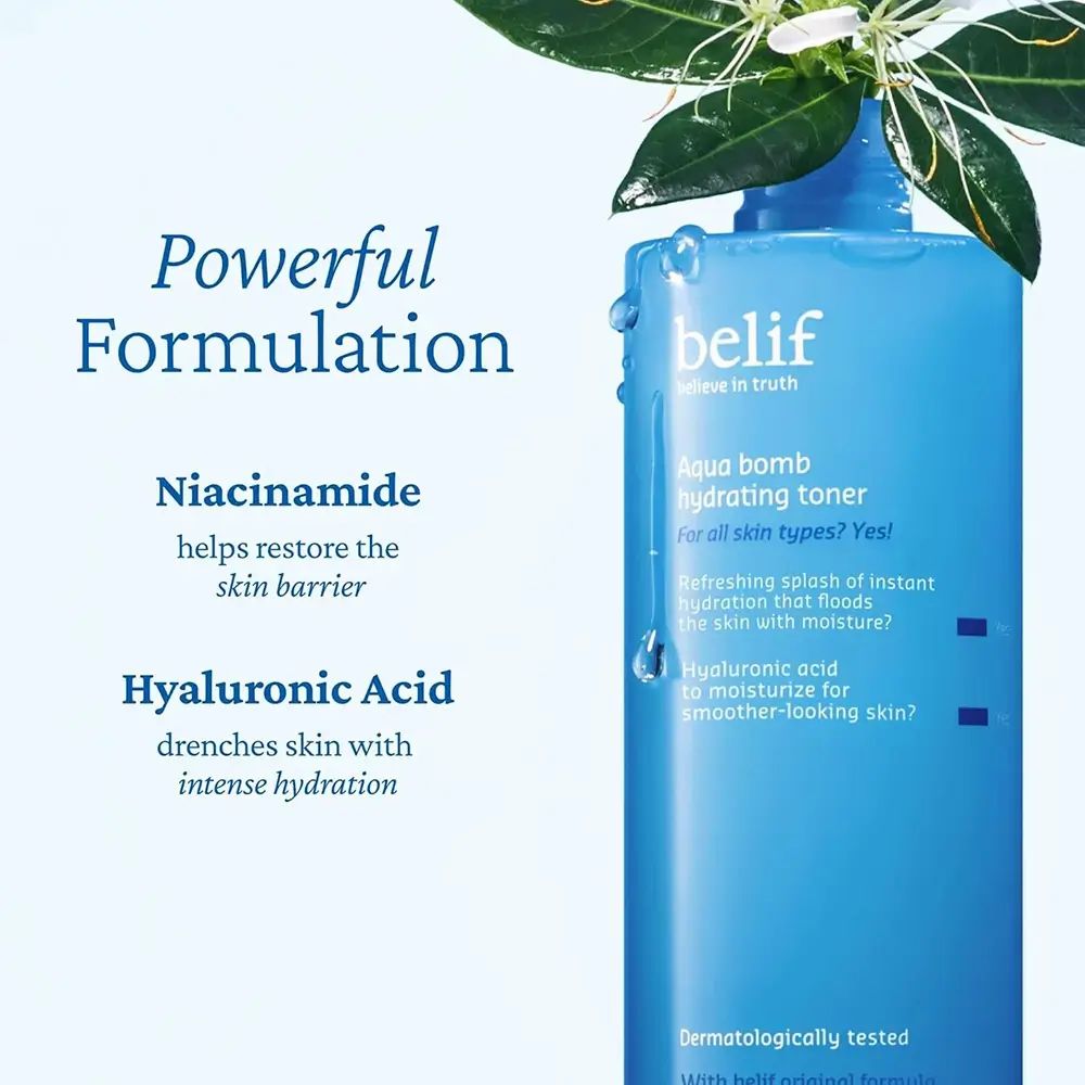 Blaue Flasche mit Text: belif Aqua bomb hydrating toner. Blätter und Tropfen. Text: Powerful Formulation, Niacinamid, Hyaluronsäure.