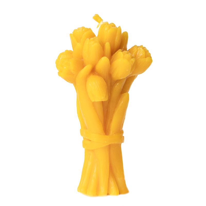 Gelbe Wachskerze in Tulpenform, gebunden. Detailansicht, vor weißem Hintergrund.