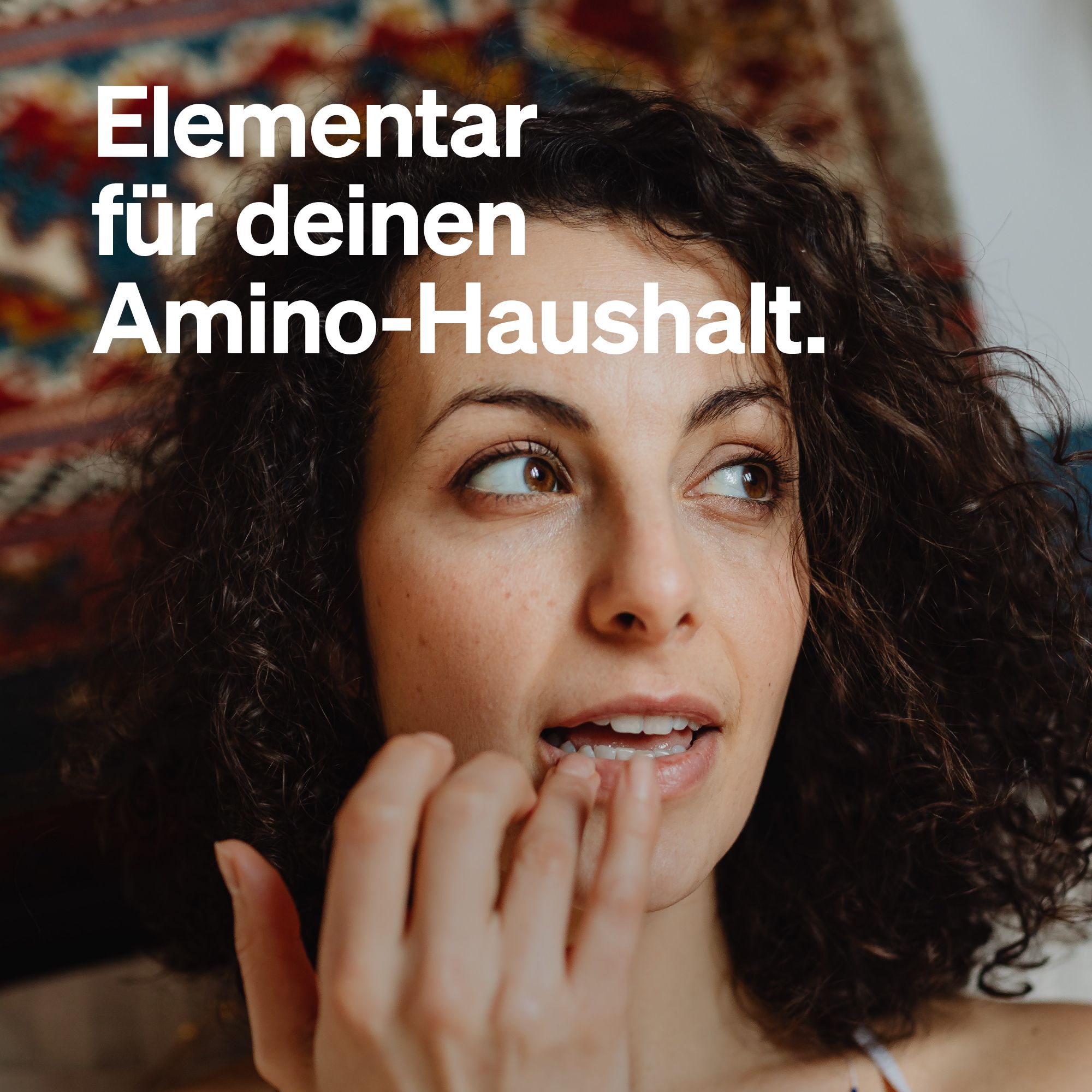 Porträt einer Frau, die sich die Lippen beisst. Text: Elementar für deinen Amino-Haushalt.