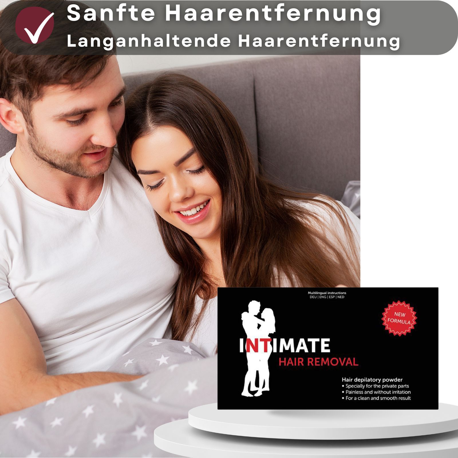 Haarentfernungspulver-Verpackung. Text: Intimate Hair Removal. Für Intimbereich. Auf Podest.