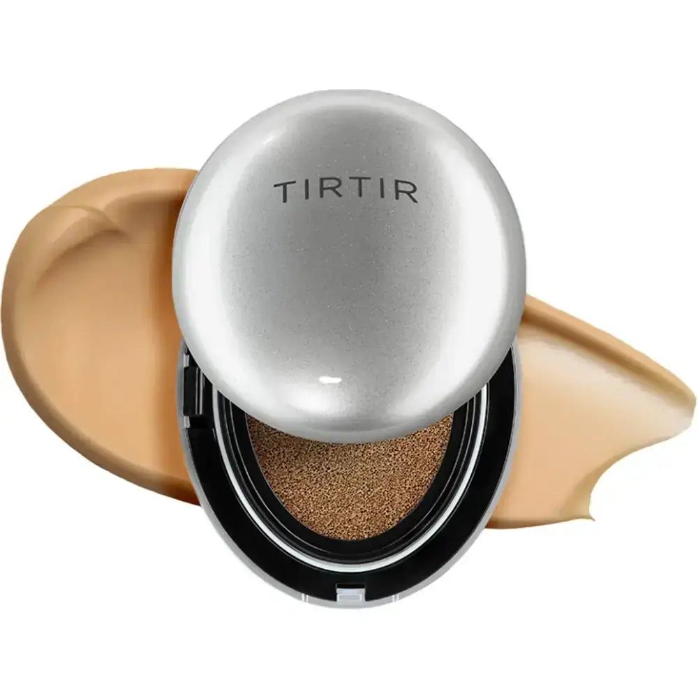 Silberfarbenes, ovales Kosmetikprodukt mit der Aufschrift TIRTIR, geöffnet. Schwamm und Make-up-Farbe sichtbar.