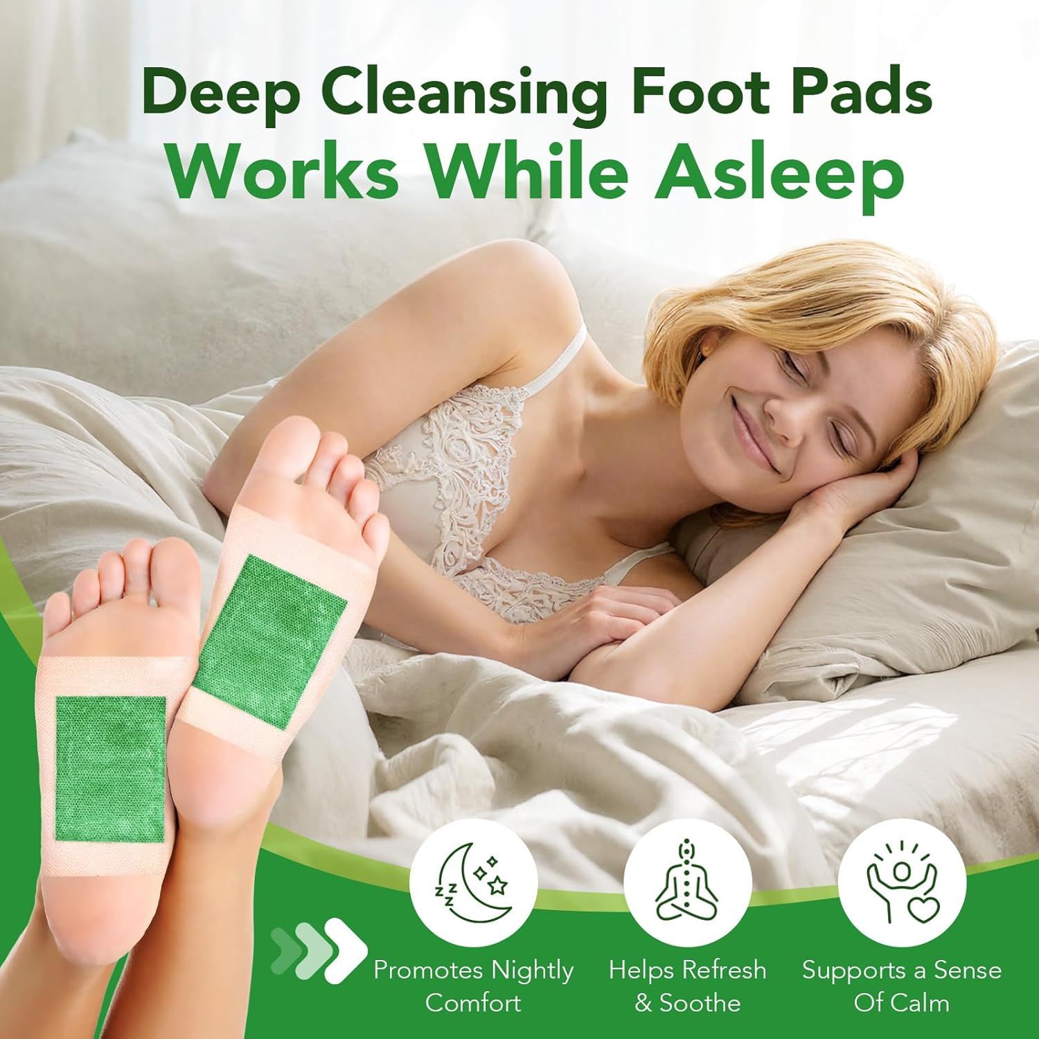 Frau im Bett mit Fußpflastern. Text: Deep Cleansing Foot Pads Works While Asleep. Symbole: Mond, Meditation, Hand.