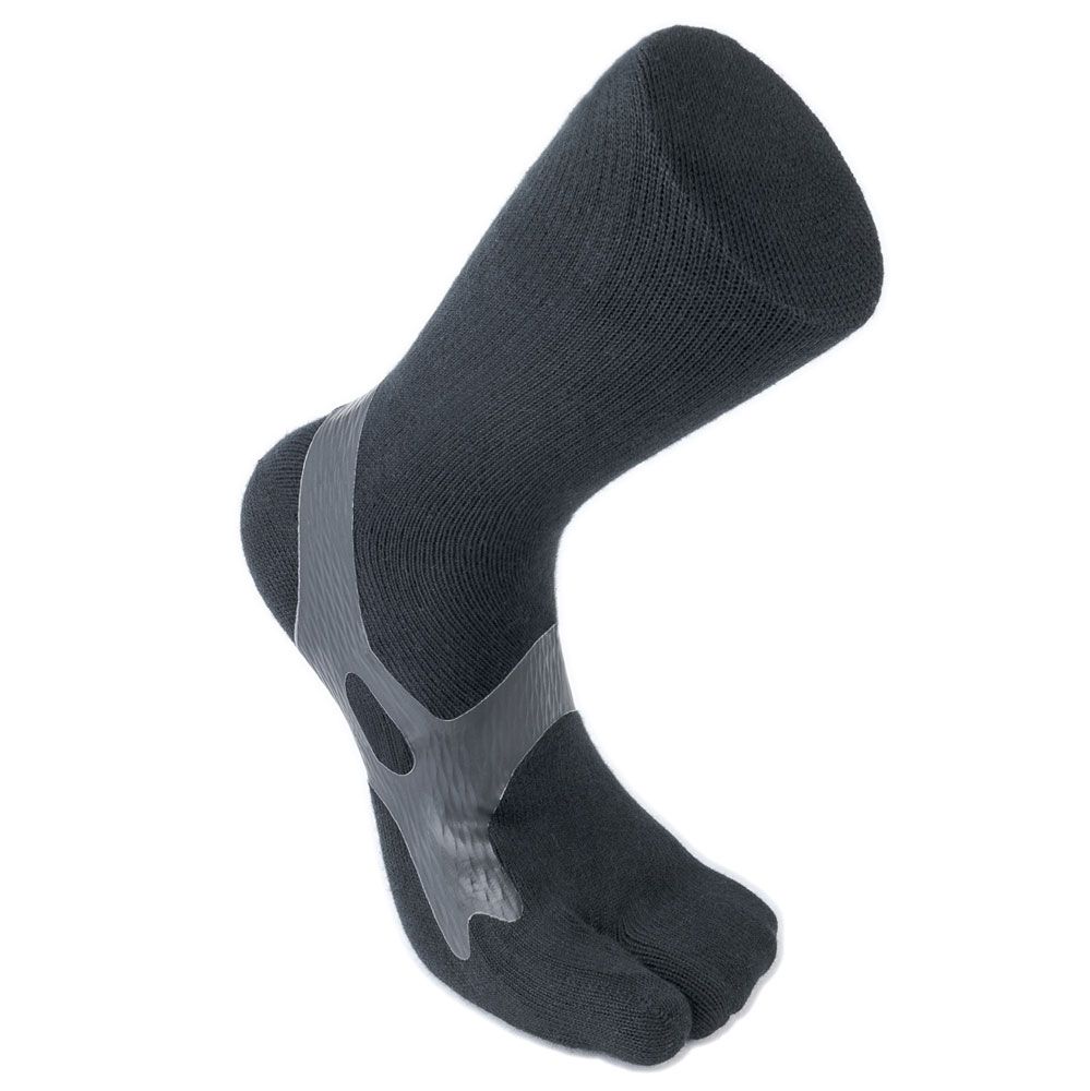 Schwarze Socke mit geteiltem Zehenbereich und transparentem Band. Knöchelhoch, auf weißem Hintergrund.