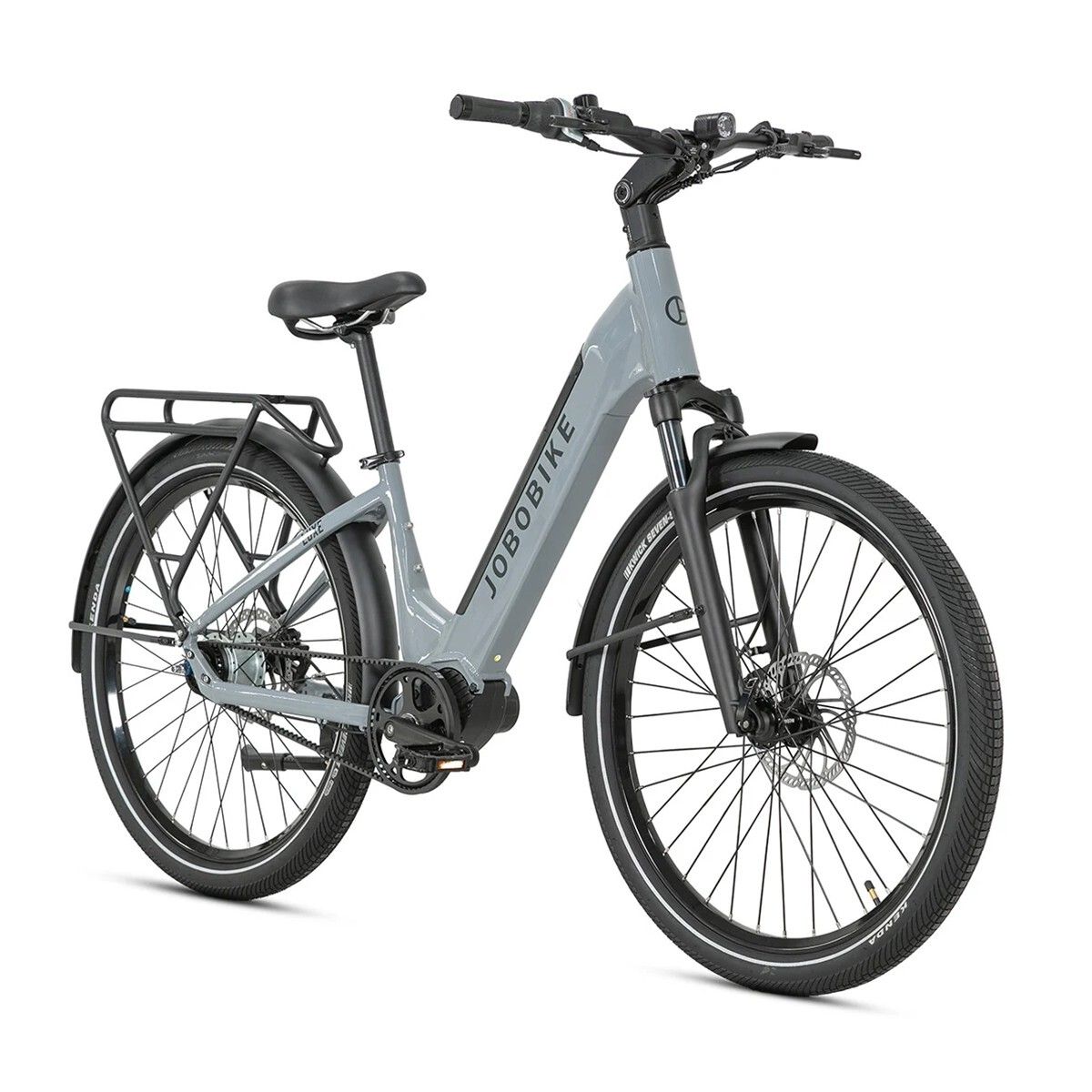 Graues Elektrofahrrad mit Gepäckträger. Marke JOBOBIKE am Rahmen. Schwarze Reifen und Schutzbleche.